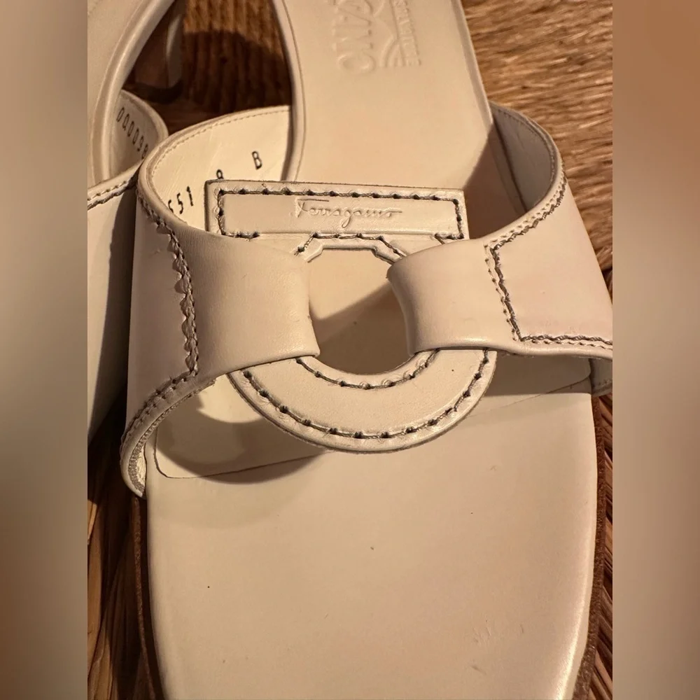 SALVATORE FERRAGAMO Women’s 8 B White Open Toe Kitten Heel Slide Slip-On Sandal